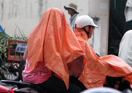 Cơn mưa bất thường “giải nhiệt” cho Hà Nội - 4 Cơn mưa bất thường “giải nhiệt” cho Hà Nội - 4