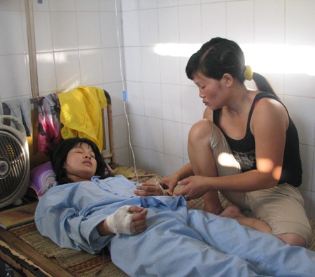 Nữ sinh dùng kéo giải quyết mâu thuẫn - 2