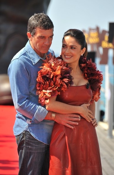 Salma Hayek, Antonio Banderas tình tứ khi xuất hiện tại LHP Cannes - 18 Salma Hayek, Antonio Banderas tình tứ khi xuất hiện tại LHP Cannes - 18