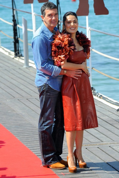 Salma Hayek, Antonio Banderas tình tứ khi xuất hiện tại LHP Cannes - 2 Salma Hayek, Antonio Banderas tình tứ khi xuất hiện tại LHP Cannes - 2