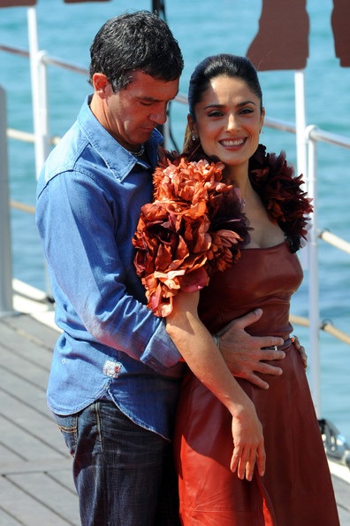 Salma Hayek, Antonio Banderas tình tứ khi xuất hiện tại LHP Cannes - 5 Salma Hayek, Antonio Banderas tình tứ khi xuất hiện tại LHP Cannes - 5