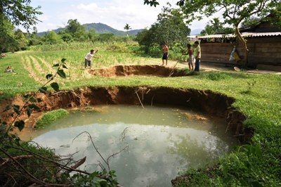 Chuỗi ngày hãi hùng sống cạnh hai hố “tử thần” - 1