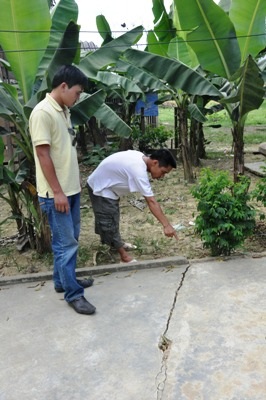 Chuỗi ngày hãi hùng sống cạnh hai hố “tử thần” - 2