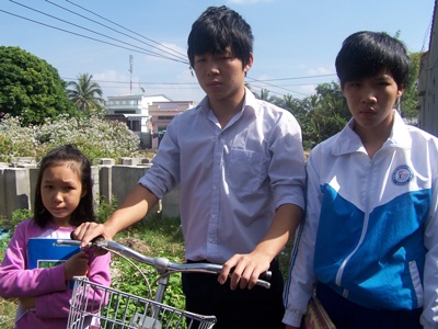 Cần lắm những bàn tay nâng đỡ ba anh em mồ côi mẹ - 1 Cần lắm những bàn tay nâng đỡ ba anh em mồ côi mẹ - 1