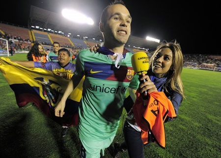 Niềm vui vô bờ bến của cầu thủ Barca trong ngày đăng quang - 5 Niềm vui vô bờ bến của cầu thủ Barca trong ngày đăng quang - 5