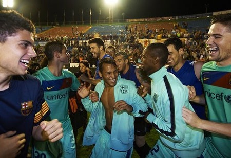 Niềm vui vô bờ bến của cầu thủ Barca trong ngày đăng quang - 1 Niềm vui vô bờ bến của cầu thủ Barca trong ngày đăng quang - 1