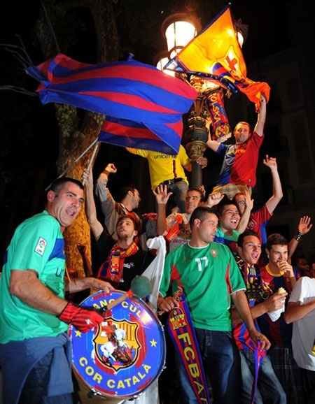 Niềm vui vô bờ bến của cầu thủ Barca trong ngày đăng quang - 10 Niềm vui vô bờ bến của cầu thủ Barca trong ngày đăng quang - 10