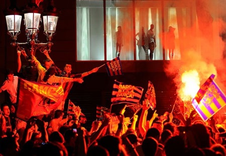 Niềm vui vô bờ bến của cầu thủ Barca trong ngày đăng quang - 11 Niềm vui vô bờ bến của cầu thủ Barca trong ngày đăng quang - 11