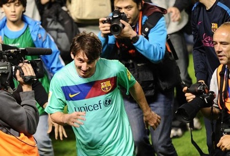 Niềm vui vô bờ bến của cầu thủ Barca trong ngày đăng quang - 2 Niềm vui vô bờ bến của cầu thủ Barca trong ngày đăng quang - 2