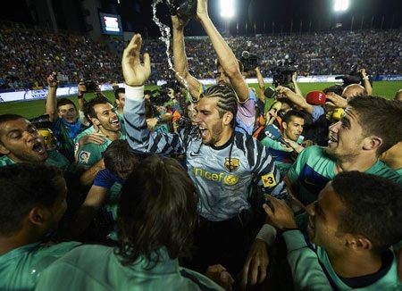 Niềm vui vô bờ bến của cầu thủ Barca trong ngày đăng quang - 6 Niềm vui vô bờ bến của cầu thủ Barca trong ngày đăng quang - 6