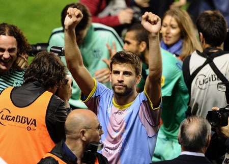 Niềm vui vô bờ bến của cầu thủ Barca trong ngày đăng quang - 7 Niềm vui vô bờ bến của cầu thủ Barca trong ngày đăng quang - 7