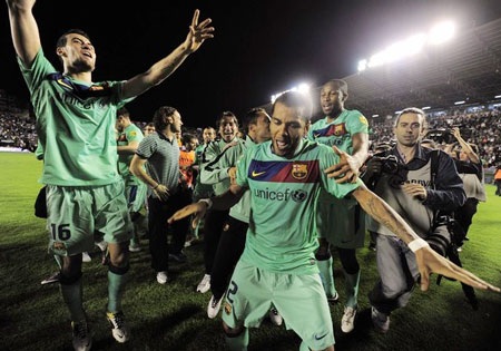 Niềm vui vô bờ bến của cầu thủ Barca trong ngày đăng quang - 9 Niềm vui vô bờ bến của cầu thủ Barca trong ngày đăng quang - 9