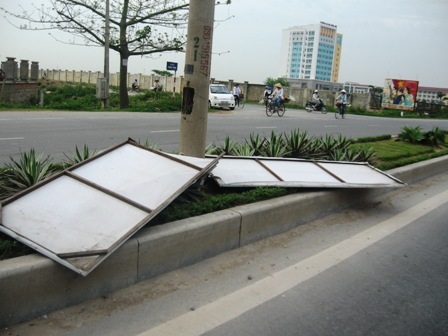 Pano, áp phích tơi tả trên đường    - 9