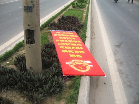 Pano, áp phích tơi tả trên đường    - 8