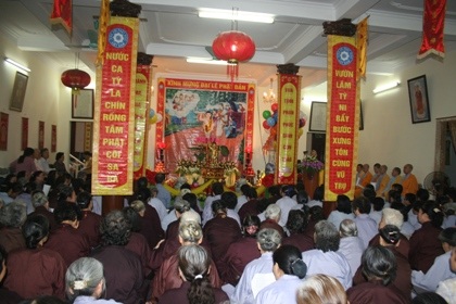 Hàng trăm phật tử náo nức dự lễ tắm Phật - 1