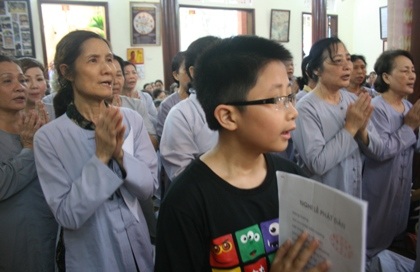 Hàng trăm phật tử náo nức dự lễ tắm Phật - 2