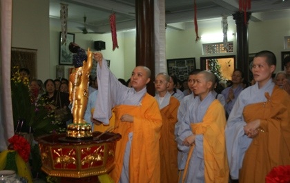 Hàng trăm phật tử náo nức dự lễ tắm Phật - 3