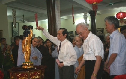 Hàng trăm phật tử náo nức dự lễ tắm Phật - 4