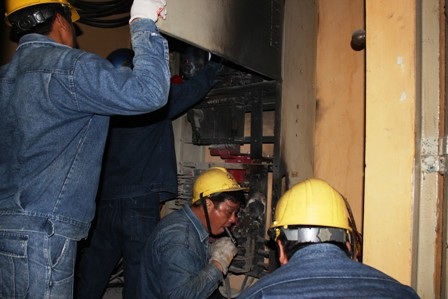 Náo loạn vì sự cố chập điện tại khu nhà tập thể - 1