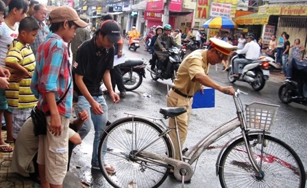 Xe của công ty công viên cây xanh cán chết cô gái trẻ - 1