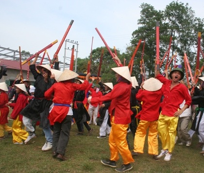 Hàng vạn người chạy trên đê xem ông Gióng ra quân đánh giặc - 12