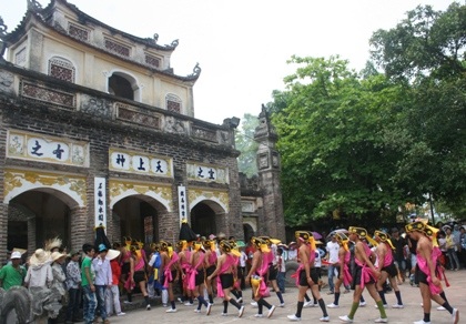 Hàng vạn người chạy trên đê xem ông Gióng ra quân đánh giặc - 1