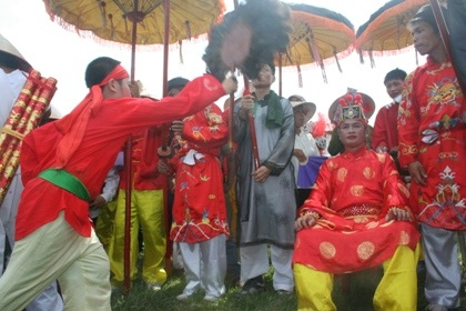 Hàng vạn người chạy trên đê xem ông Gióng ra quân đánh giặc - 14