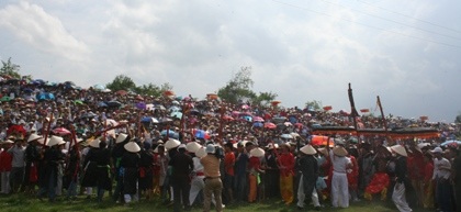 Hàng vạn người chạy trên đê xem ông Gióng ra quân đánh giặc - 11