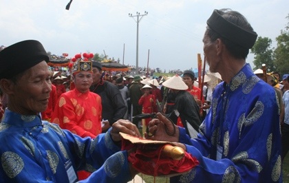 Hàng vạn người chạy trên đê xem ông Gióng ra quân đánh giặc - 16