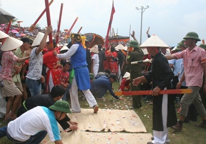 Hàng vạn người chạy trên đê xem ông Gióng ra quân đánh giặc - 18