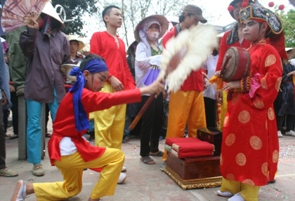 Hàng vạn người chạy trên đê xem ông Gióng ra quân đánh giặc - 2