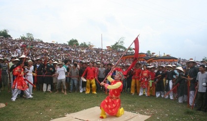 Hàng vạn người chạy trên đê xem ông Gióng ra quân đánh giặc - 20