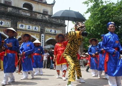 Hàng vạn người chạy trên đê xem ông Gióng ra quân đánh giặc - 3