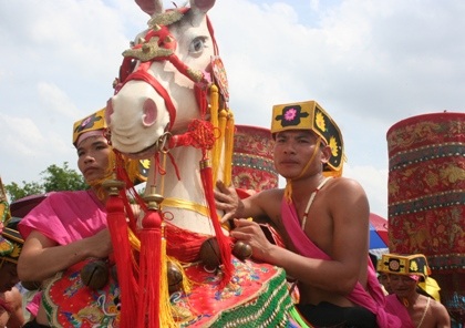 Hàng vạn người chạy trên đê xem ông Gióng ra quân đánh giặc - 8