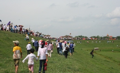 Hàng vạn người chạy trên đê xem ông Gióng ra quân đánh giặc - 4