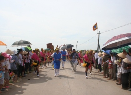 Hàng vạn người chạy trên đê xem ông Gióng ra quân đánh giặc - 9