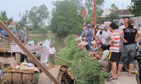 Xác một phụ nữ trôi trên sông Đào - 1 Xác một phụ nữ trôi trên sông Đào - 1