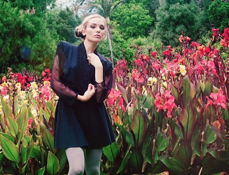 Christina Delaney khoe sắc giữa lá hoa - 10