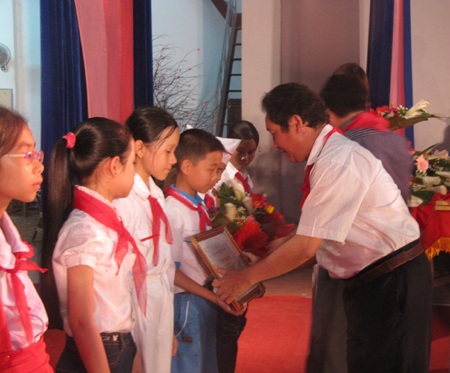 Tuyên dương chỉ huy đội và tổng phụ trách tiêu biểu năm học 2010-2011 - 1