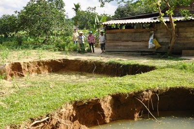 Dựng hàng rào ngăn người dân tới gần hai hố sụt nguy hiểm - 2