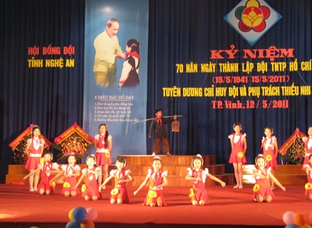 Tuyên dương chỉ huy đội và tổng phụ trách tiêu biểu năm học 2010-2011 - 2