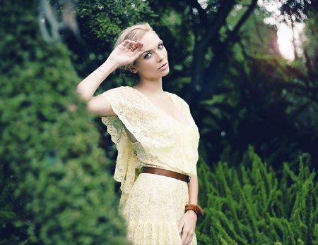 Christina Delaney khoe sắc giữa lá hoa - 3