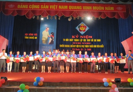 Tuyên dương chỉ huy đội và tổng phụ trách tiêu biểu năm học 2010-2011 - 3