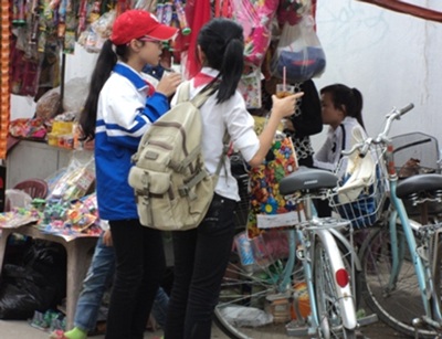 Hàng rong trước cổng trường tiềm ẩn nhiều nguy cơ - 1 Hàng rong trước cổng trường tiềm ẩn nhiều nguy cơ - 1
