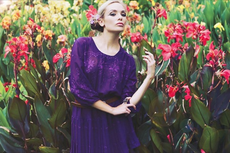 Christina Delaney khoe sắc giữa lá hoa - 7