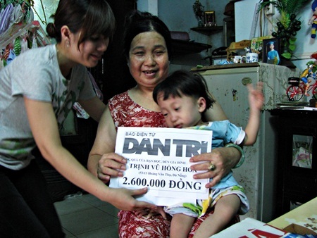 Quà nhân ái đến với bé 4 tuổi bị bệnh xương thủy tinh - 1