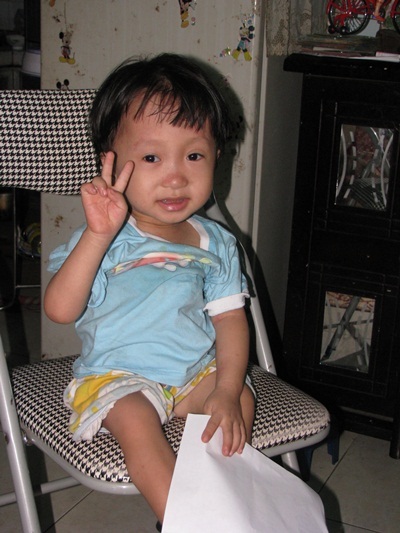 Quà nhân ái đến với bé 4 tuổi bị bệnh xương thủy tinh - 2