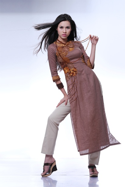 Á hậu Hoàng My duyên dáng trong áo dài cách điệu - 3 Á hậu Hoàng My duyên dáng trong áo dài cách điệu - 3