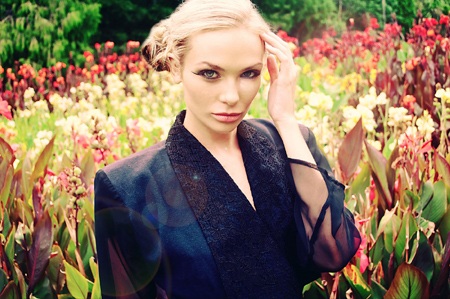 Christina Delaney khoe sắc giữa lá hoa - 11