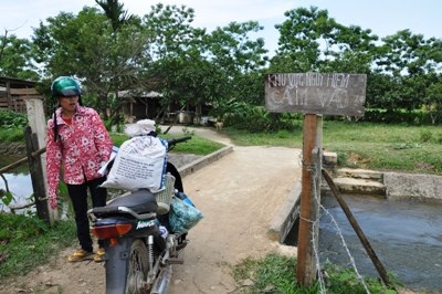 Dựng hàng rào ngăn người dân tới gần hai hố sụt nguy hiểm - 1